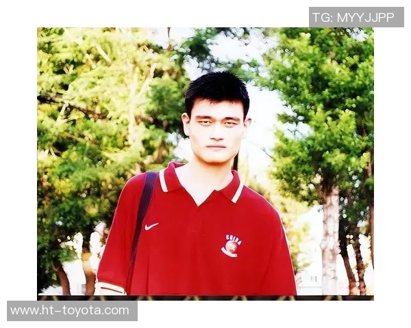 姚明幽默瞬间大揭秘搞笑相片带你领略篮球巨星的另一面